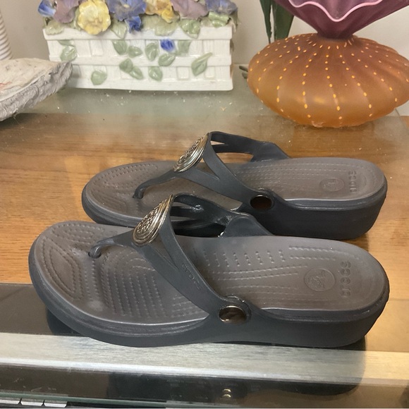 CROCS SANRAH LIQUID METALLIC WEDGE SANDALS 6 - Picture 3 of 7